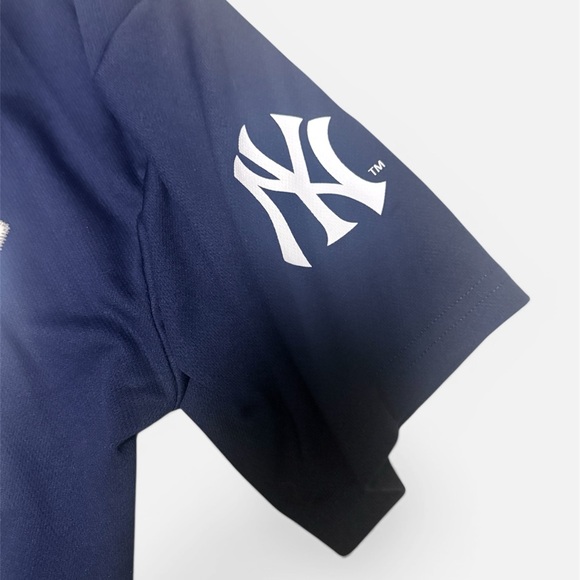 Kids Derek Jeter #2 New York Yankees Authentic Jersey - Picture 2 of 6